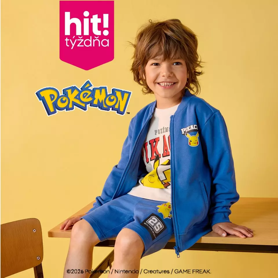 Chlapec v modrej Pepco Pokémon teplákovej súprave s Pikachu motívom sedí a usmieva sa.