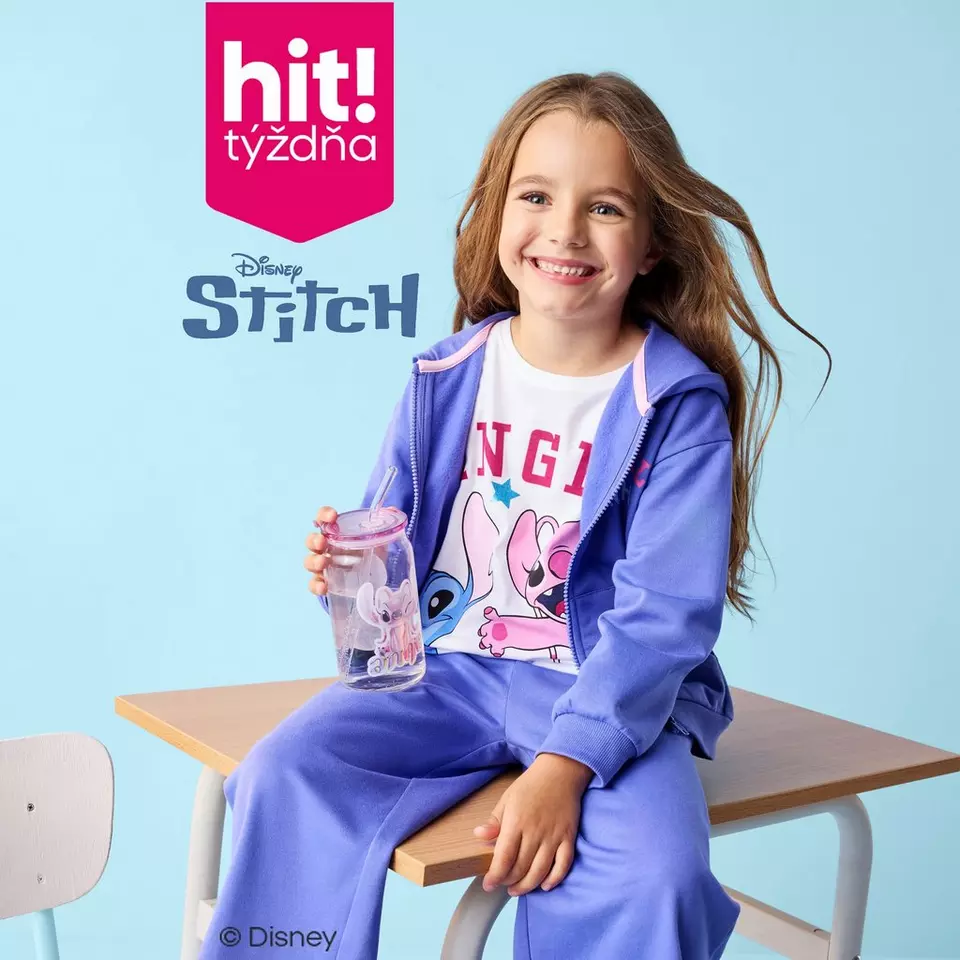 Pepco dievčenská tepláková súprava Disney Stitch vo fialovej farbe, dievča sedí s pohárikom.