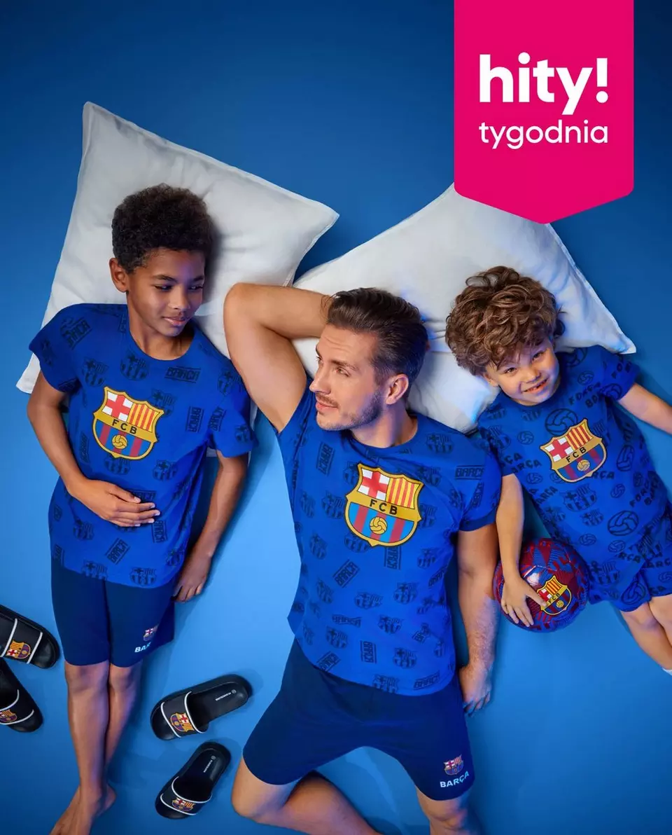 Osoby leżące na poduszkach w niebieskiej piżamie FC Barcelona. Promocja "hity tygodnia" widoczna w rogu.