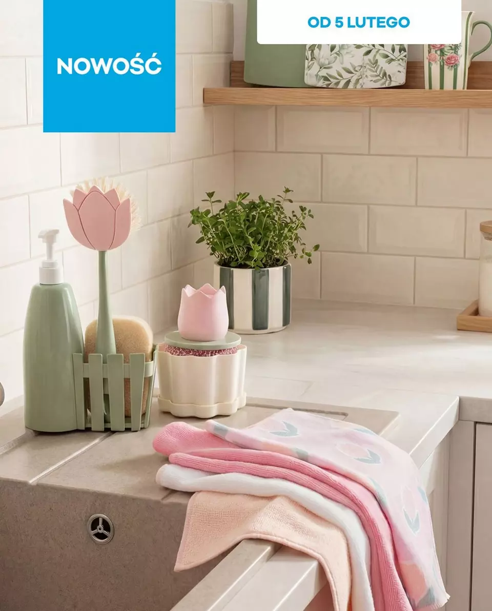 Wiosenna łazienka z pastelowymi akcesoriami, różowymi ręcznikami i zielonymi roślinami. Nowa kolekcja dostępna od 5 lutego.