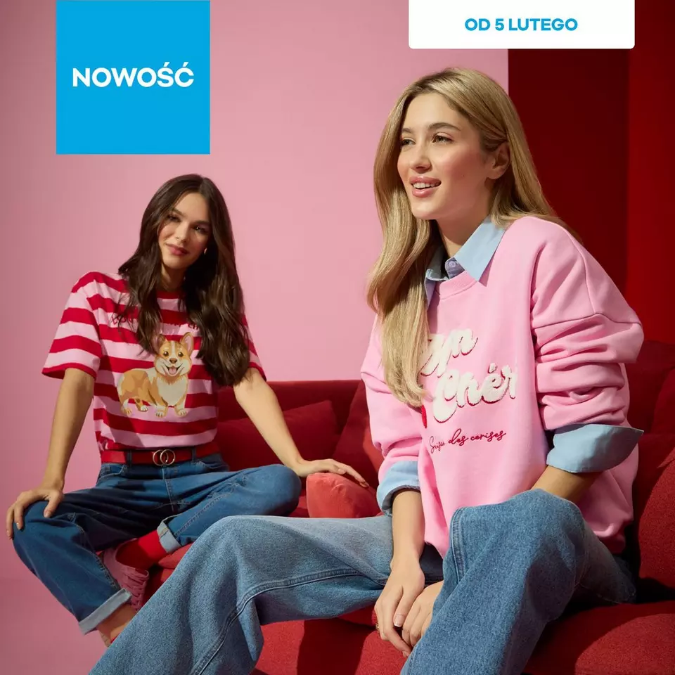 Dwie osoby w casualowej modzie na czerwonej kanapie. Jedna w pasiastej koszulce z psem, druga w różowej bluzie. Napis "NOWOŚĆ" i "OD 5 LUTEGO".