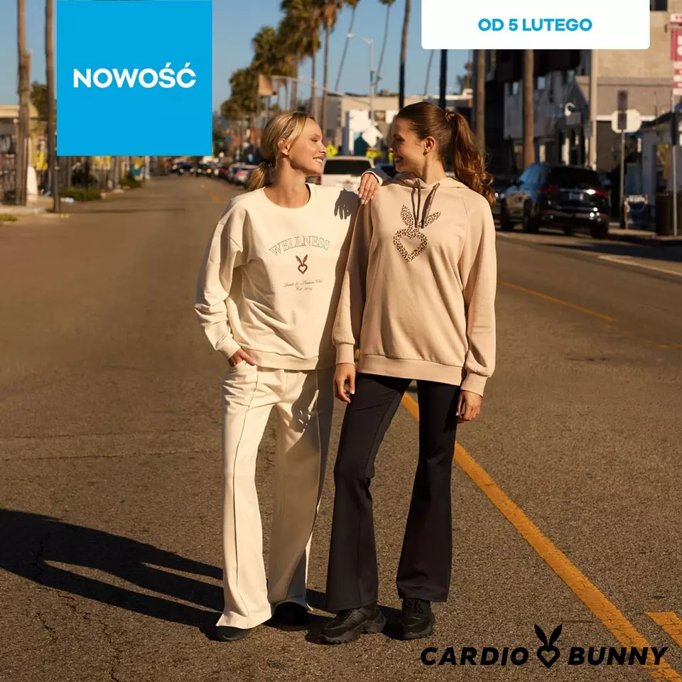 Dwie kobiety w bluzach dresowych Cardio Bunny spacerują ulicą. Nowa kolekcja dostępna od 5 lutego.