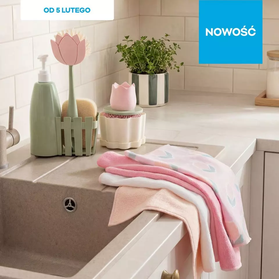 Dekoracyjne akcesoria łazienkowe w pastelowych kolorach z różowymi ręcznikami i dozownikiem mydła przy zlewie. Nowa kolekcja od 5 lutego.