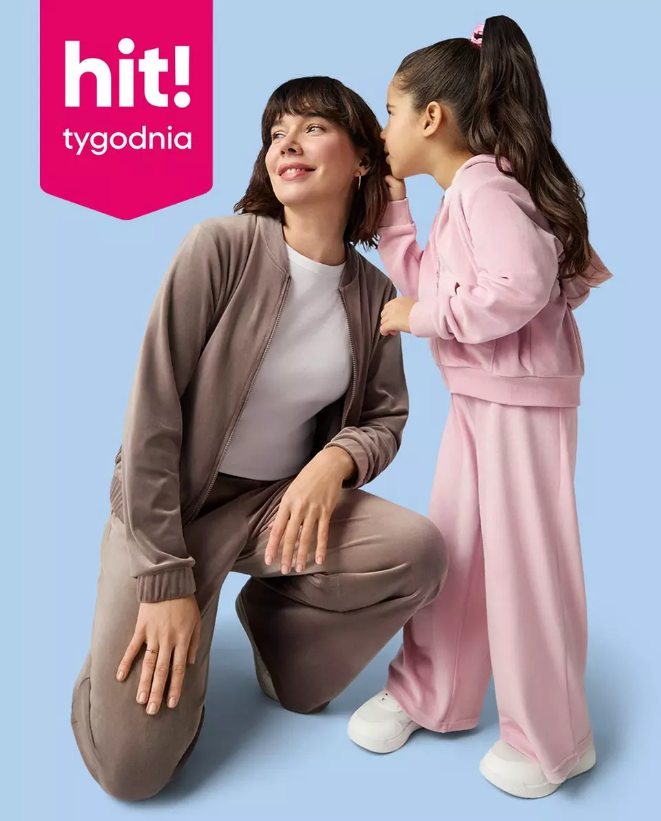 Kobieta w brązowym dresie i dziewczynka w różowym komplecie na niebieskim tle. Logo "hit! tygodnia" w lewym górnym rogu.