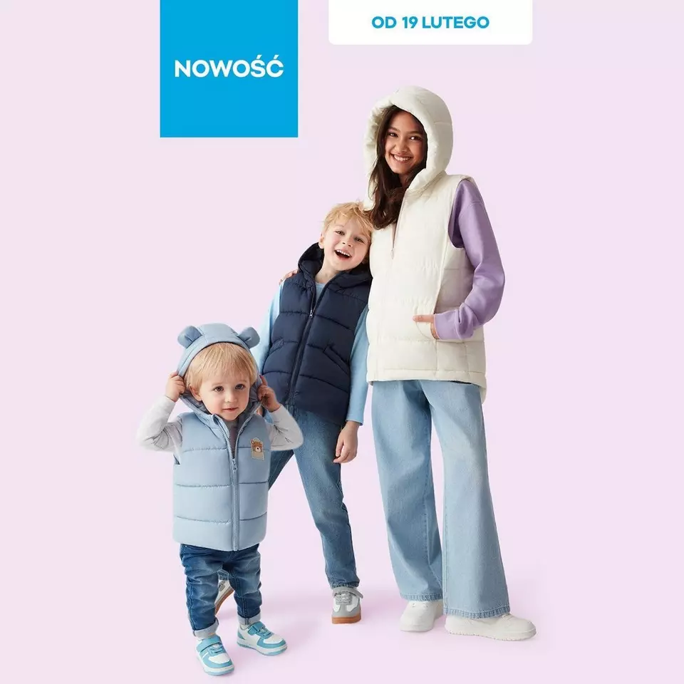 Rodzina w zimowych kamizelkach - biała dla dorosłego, granatowa dla dziecka i niebieska z uszami dla malucha. Napis "NOWOŚĆ" i "OD 19 LUTEGO".