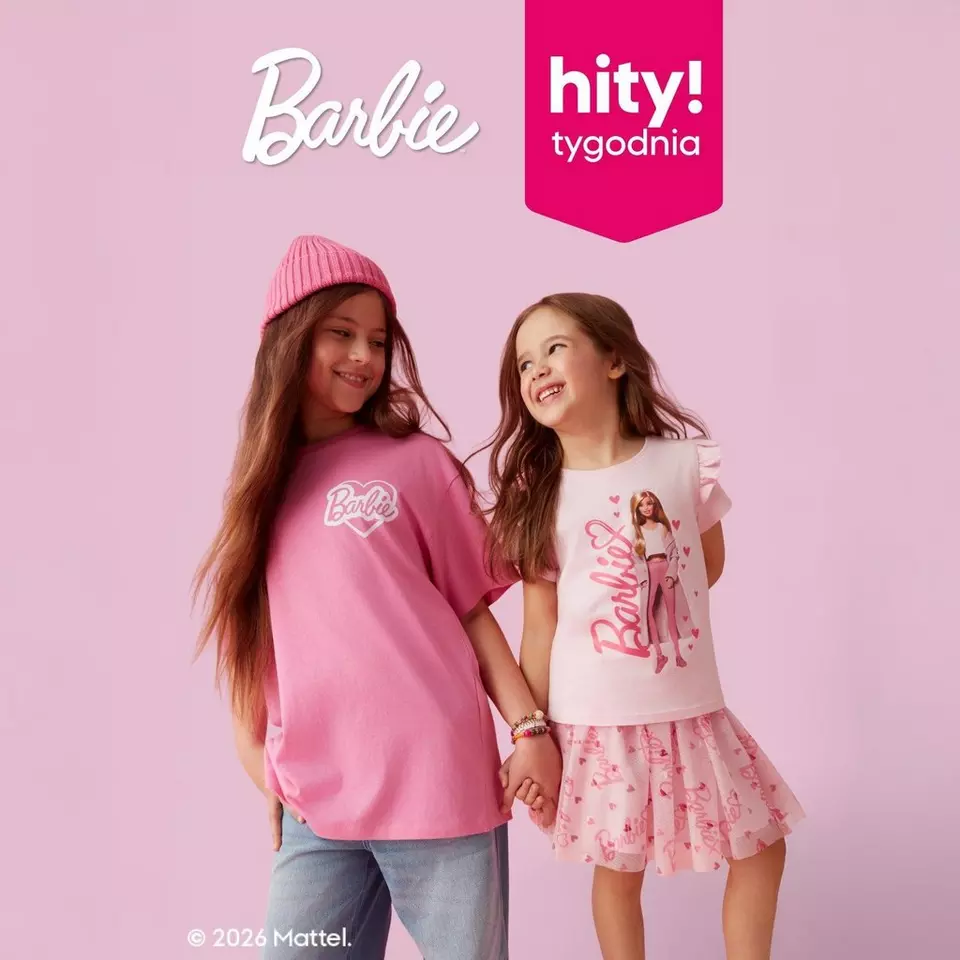 Dwie dziewczynki w ubraniach z kolekcji Barbie, trzymające się za ręce na różowym tle z logo "hity! tygodnia".