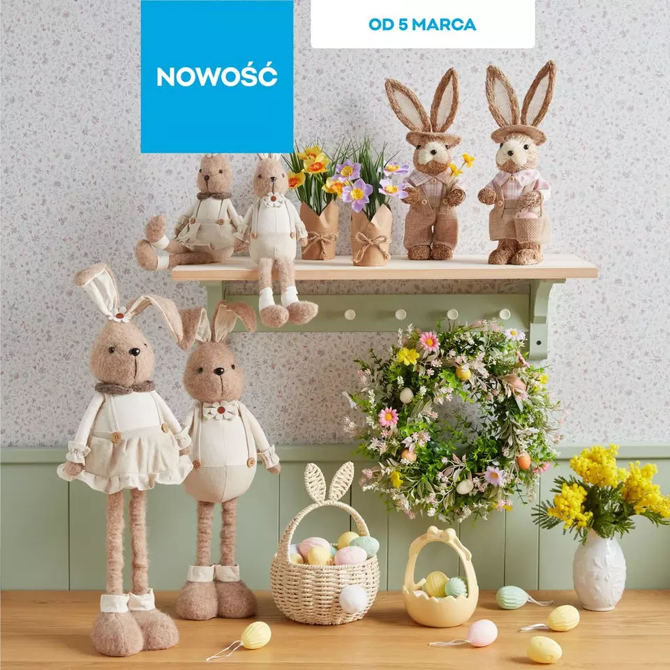 Kolekcja wielkanocnych dekoracji z pluszowymi królikami, wiankami kwiatowymi i koszykami z jajkami.