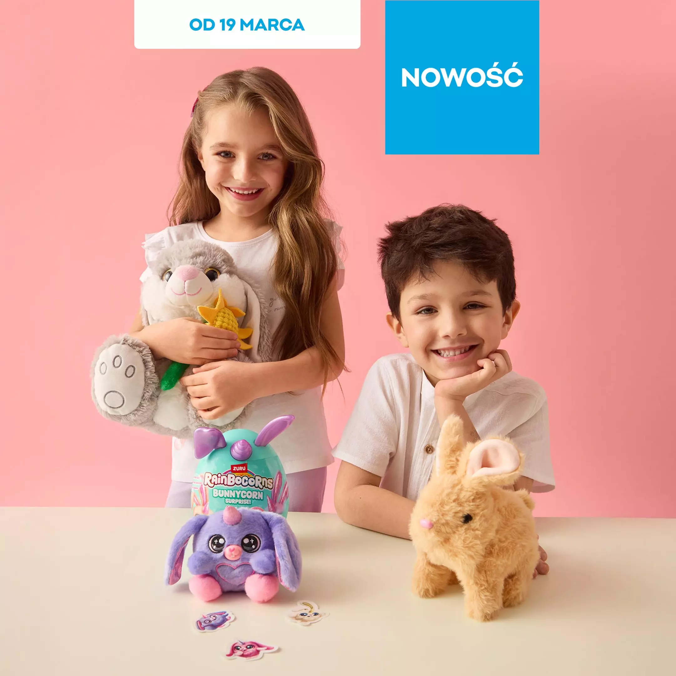 Dziewczynka i chłopiec prezentujący pluszowe zabawki, dostępne od 19 marca.