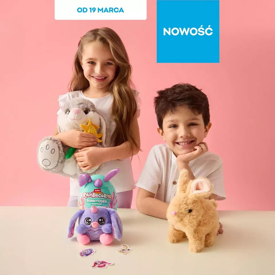 Dziewczynka i chłopiec prezentujący pluszowe zabawki, dostępne od 19 marca.