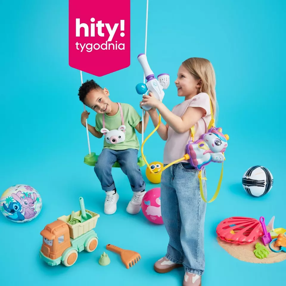 Dwoje dzieci bawiących się kolorowymi zabawkami, w tym huśtawką, piłkami i zestawami do zabawy.