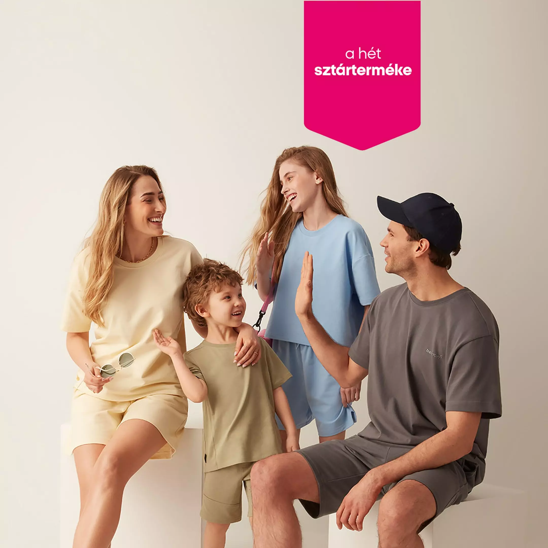 Mosolygó család színes szabadidőruhában, a hét sztárterméke felirattal.