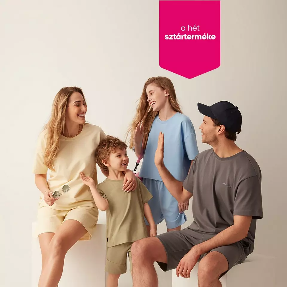 Mosolygó család színes szabadidőruhában, a hét sztárterméke felirattal.