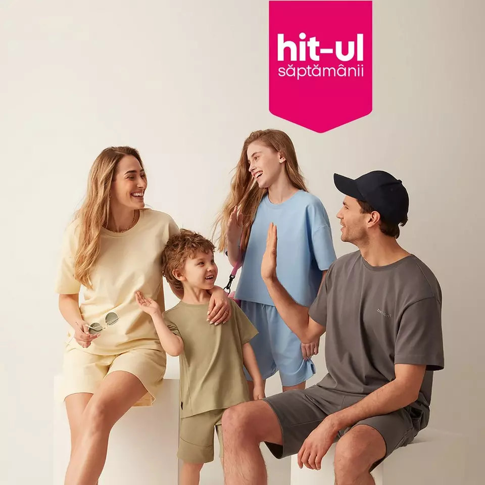 O familie fericită purtând haine casual în tonuri pastelate, interacționând cu zâmbete largi.