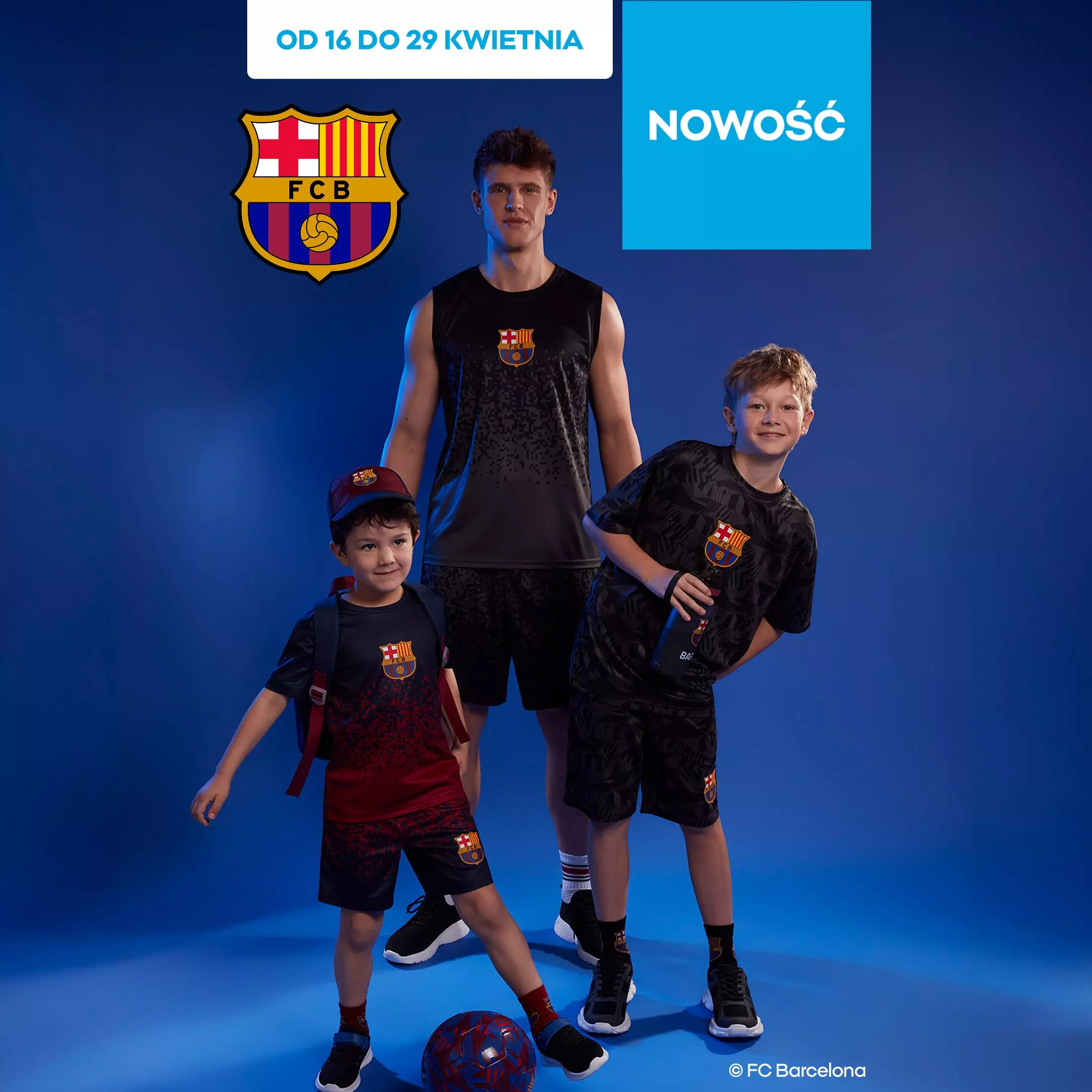 Trzech młodych zawodników w strojach sportowych FC Barcelona pozuje z piłką nożną.