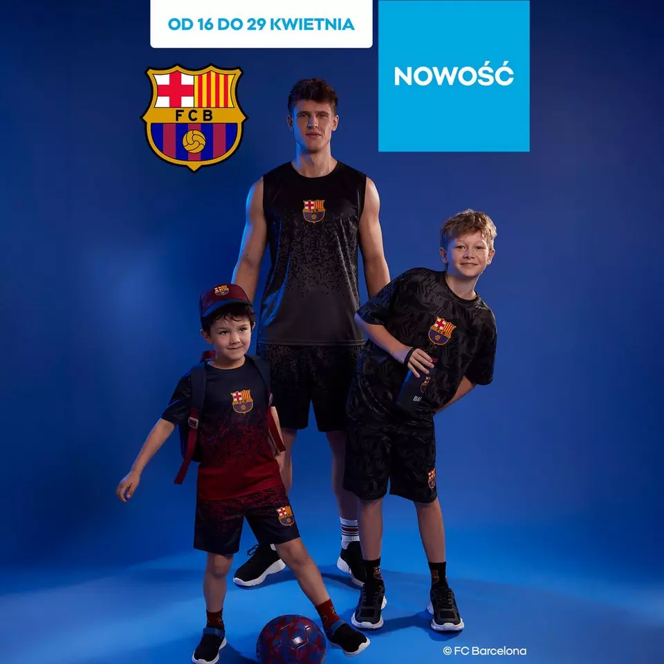 Trzech młodych zawodników w strojach sportowych FC Barcelona pozuje z piłką nożną.