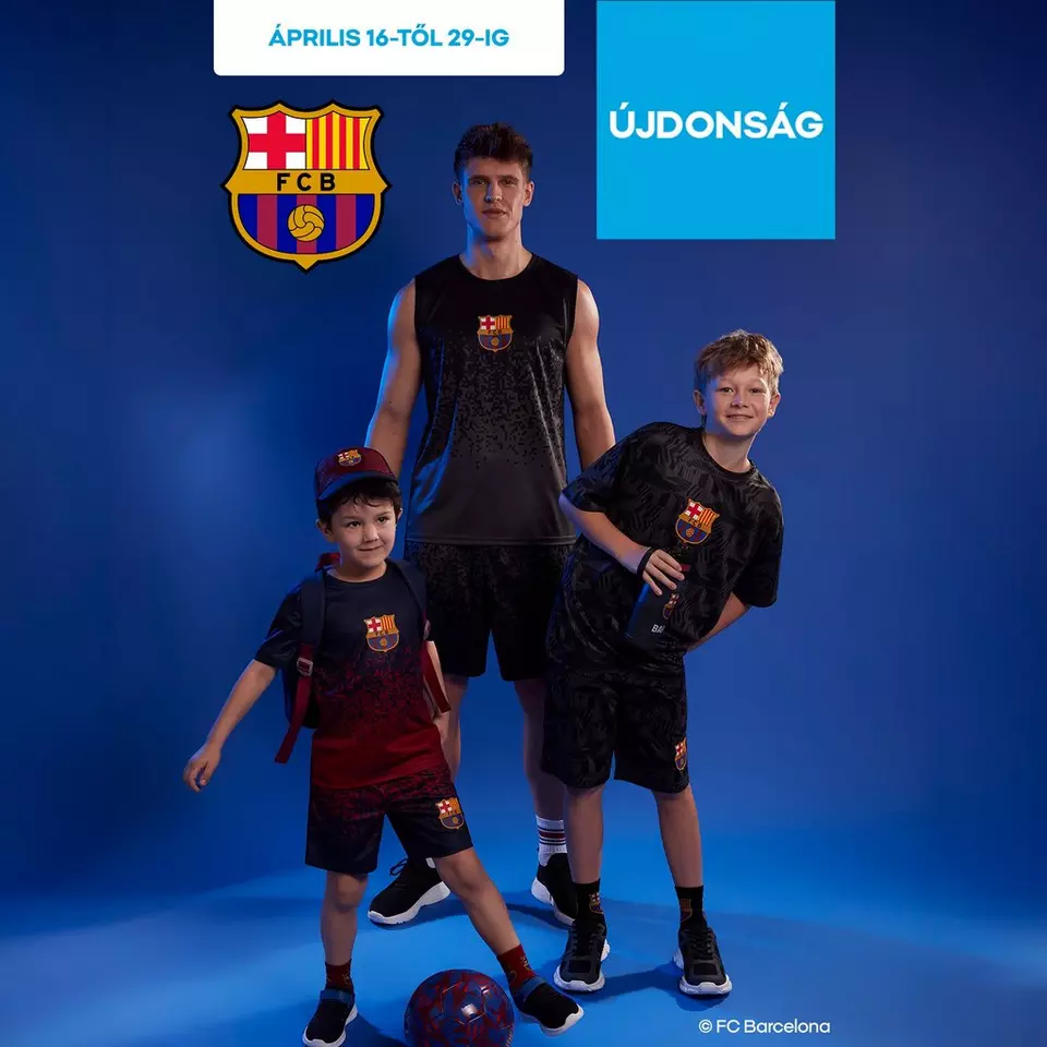 Három modell FC Barcelona sportfelszerelésben, középen egy felnőtt, mellette két gyerek.