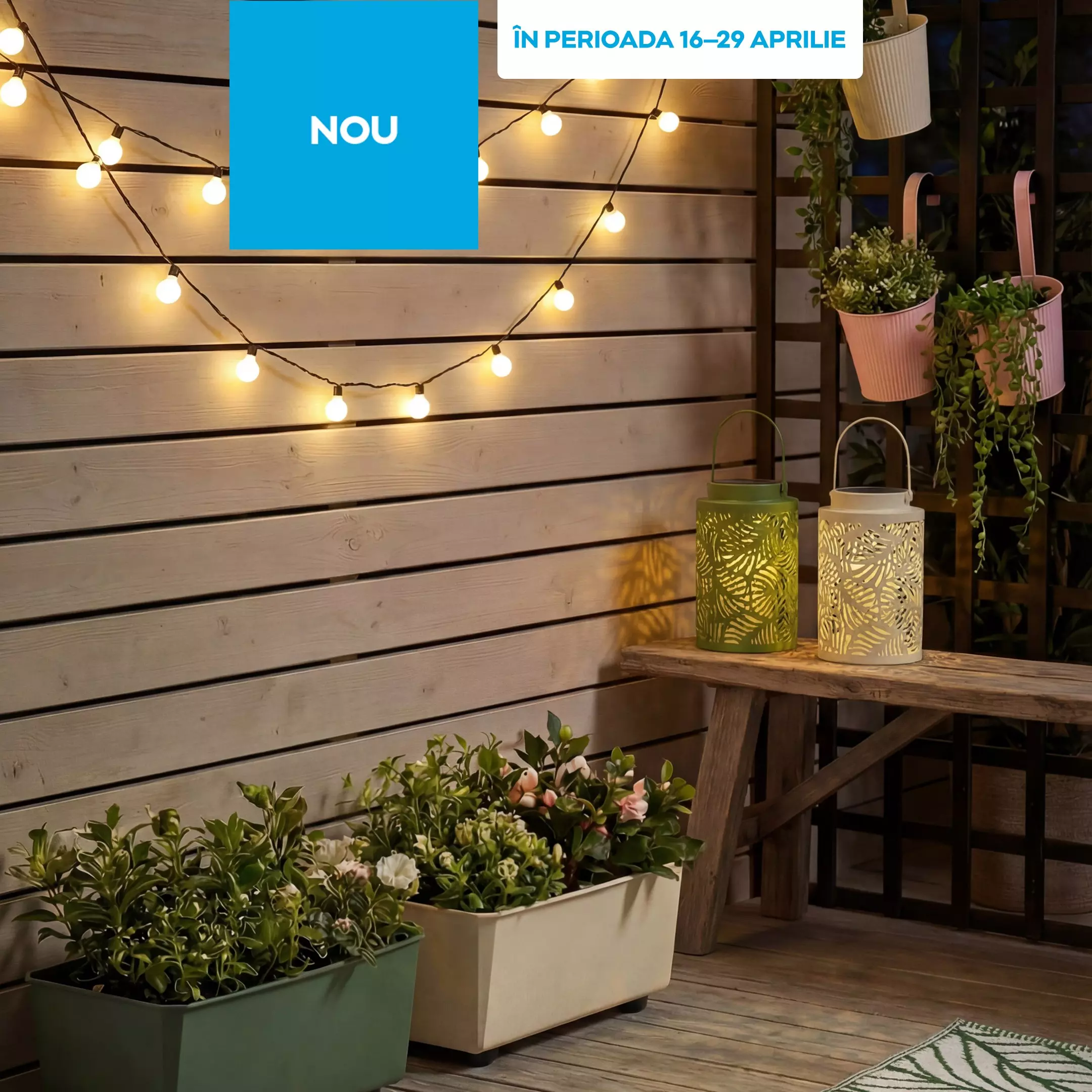 Decor exterior cu ghirlande luminoase, felinare decorative și plante în ghivece pe o bancă de lemn.