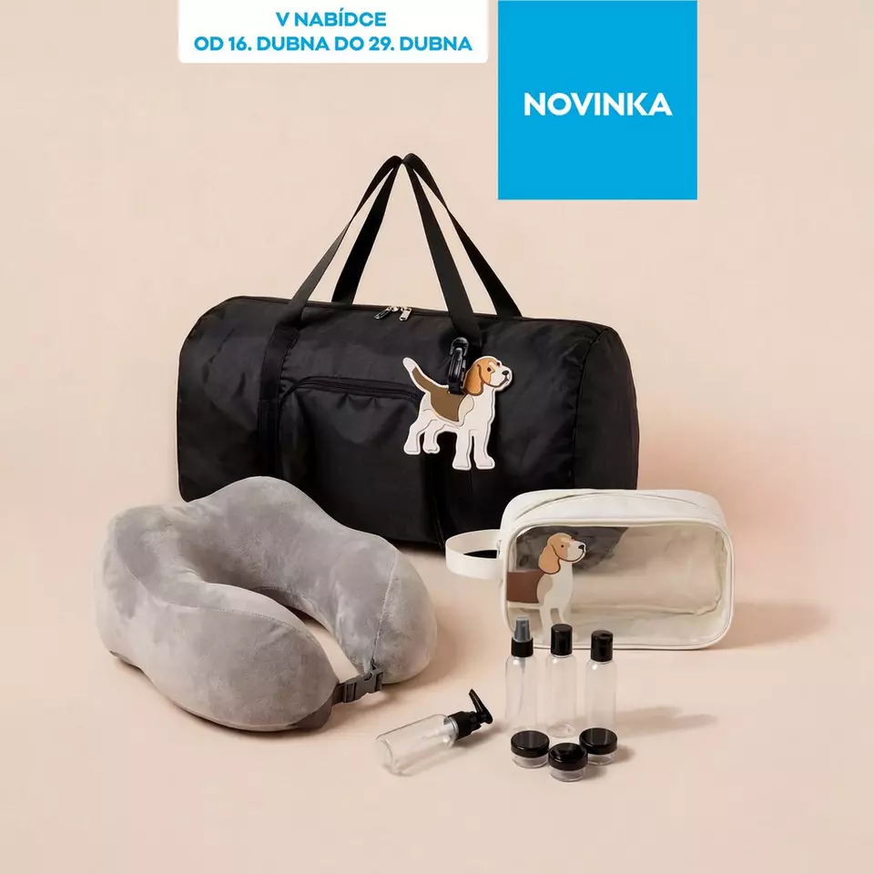 Cestovní set s černou taškou s motivem bígla, šedým nákrčníkem a průhlednou toaletní taškou.