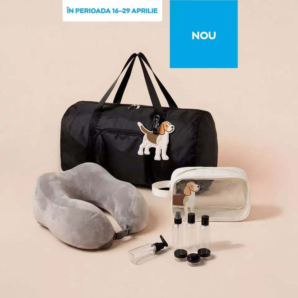 Set de călătorie cu geantă neagră cu imprimeu beagle, pernă de gât gri și trusă de toaletă transparentă.