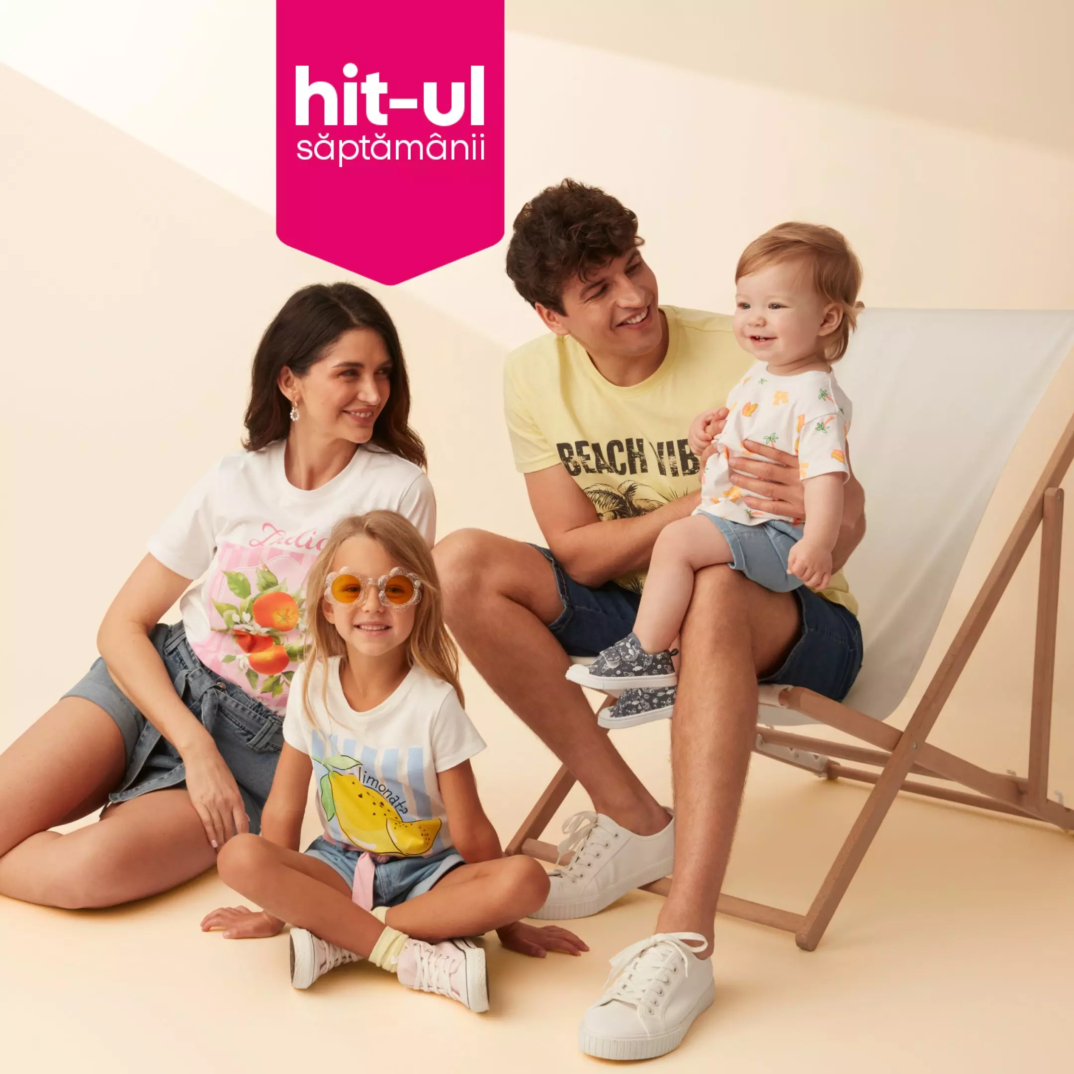 Familie fericită purtând tricouri cu tematică de vară și pantaloni scurți denim, pozând împreună.