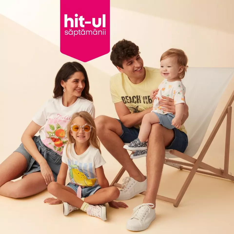 Familie fericită purtând tricouri cu tematică de vară și pantaloni scurți denim, pozând împreună.