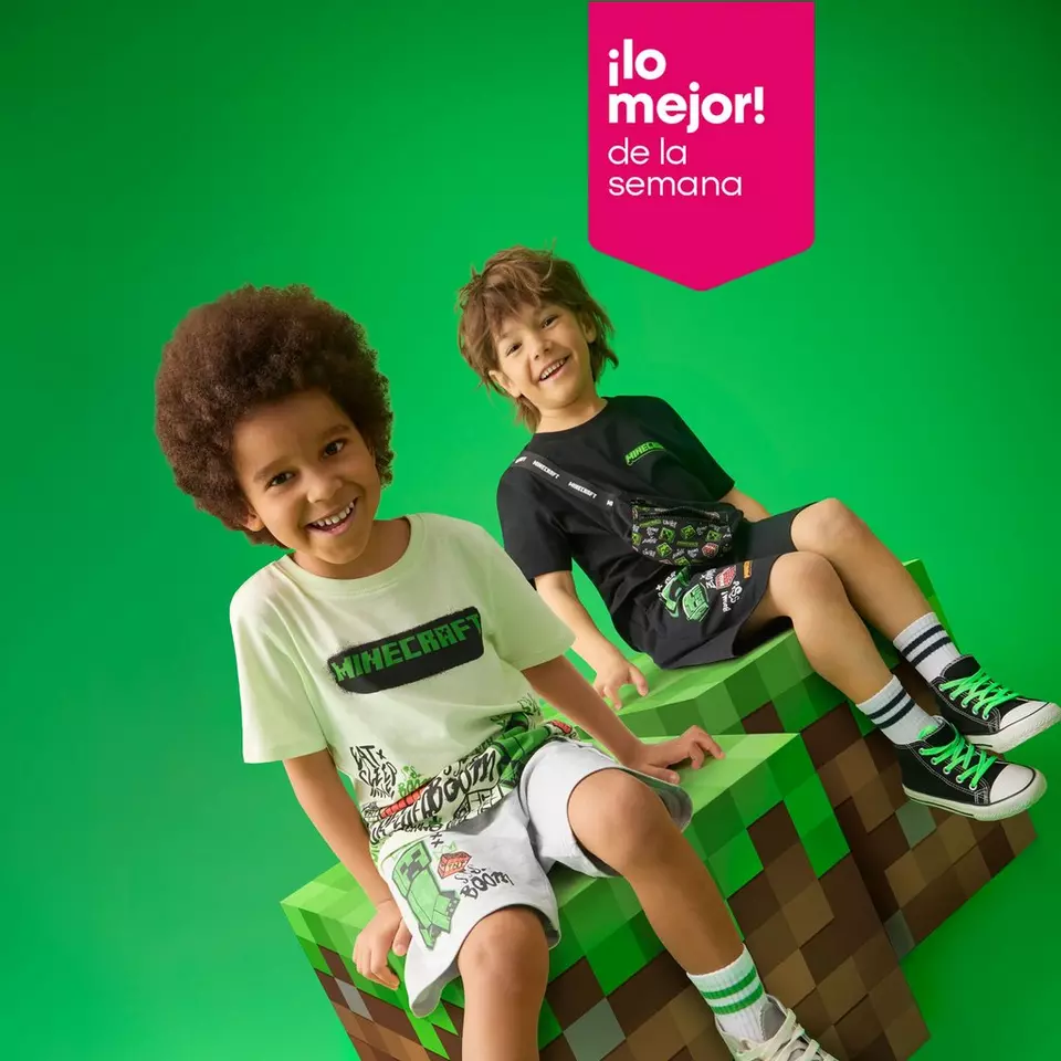 Dos niños sonrientes vistiendo ropa de Minecraft sentados sobre bloques decorativos del juego.