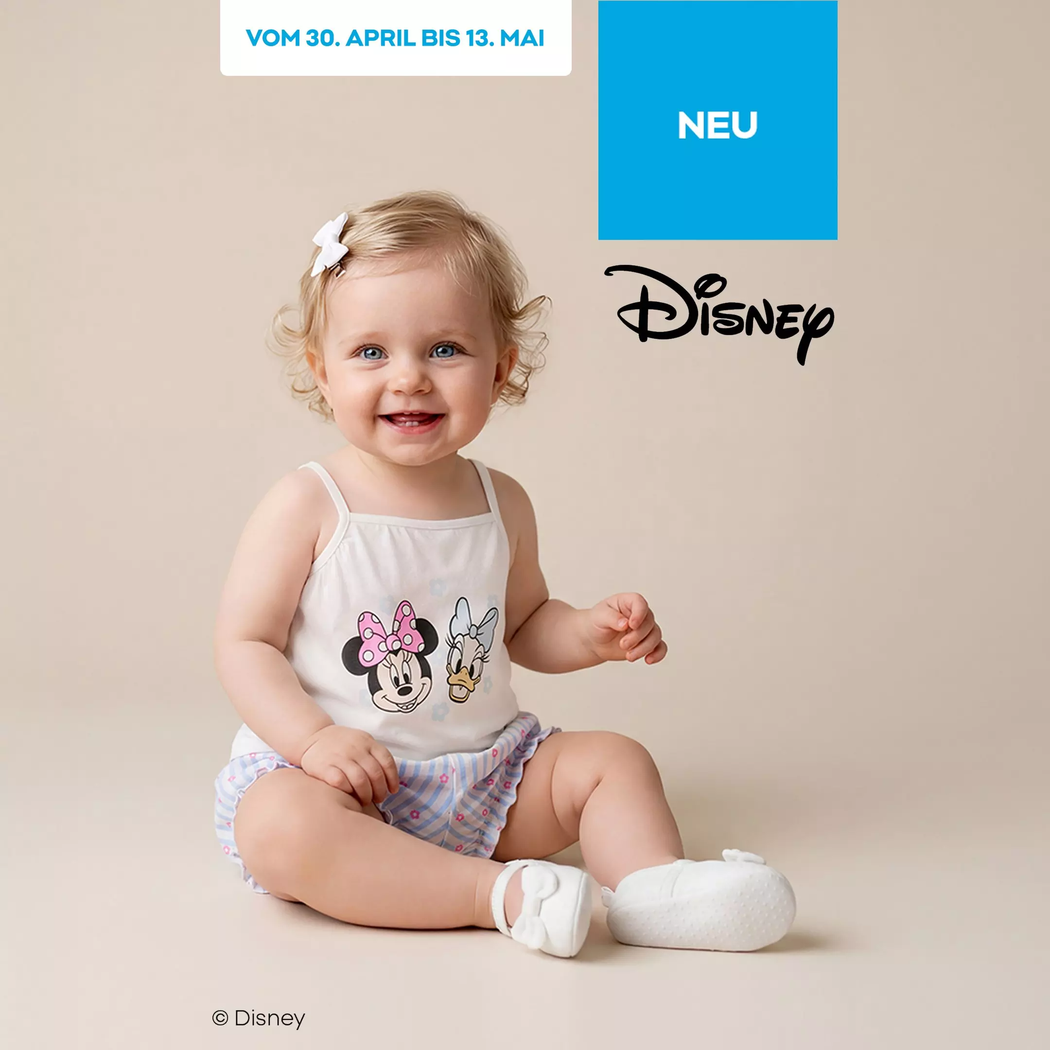 Kleinkind trägt weißes Top mit Disney Minnie Mouse und Daisy Duck Motiv und gestreifte Shorts.