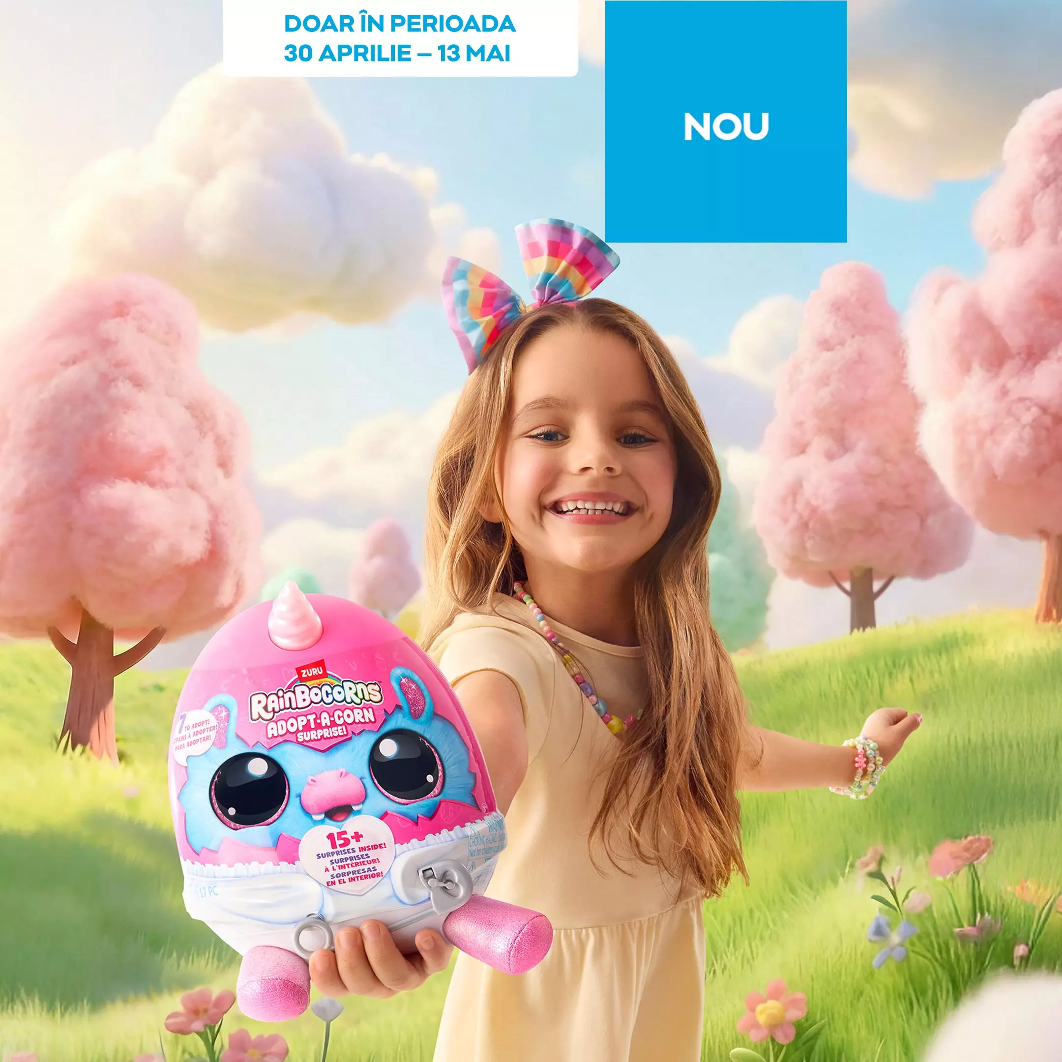 Fetiță zâmbitoare cu urechi de fluture colorat ținând jucărie Rainbocorns într-un peisaj cu nori roz.