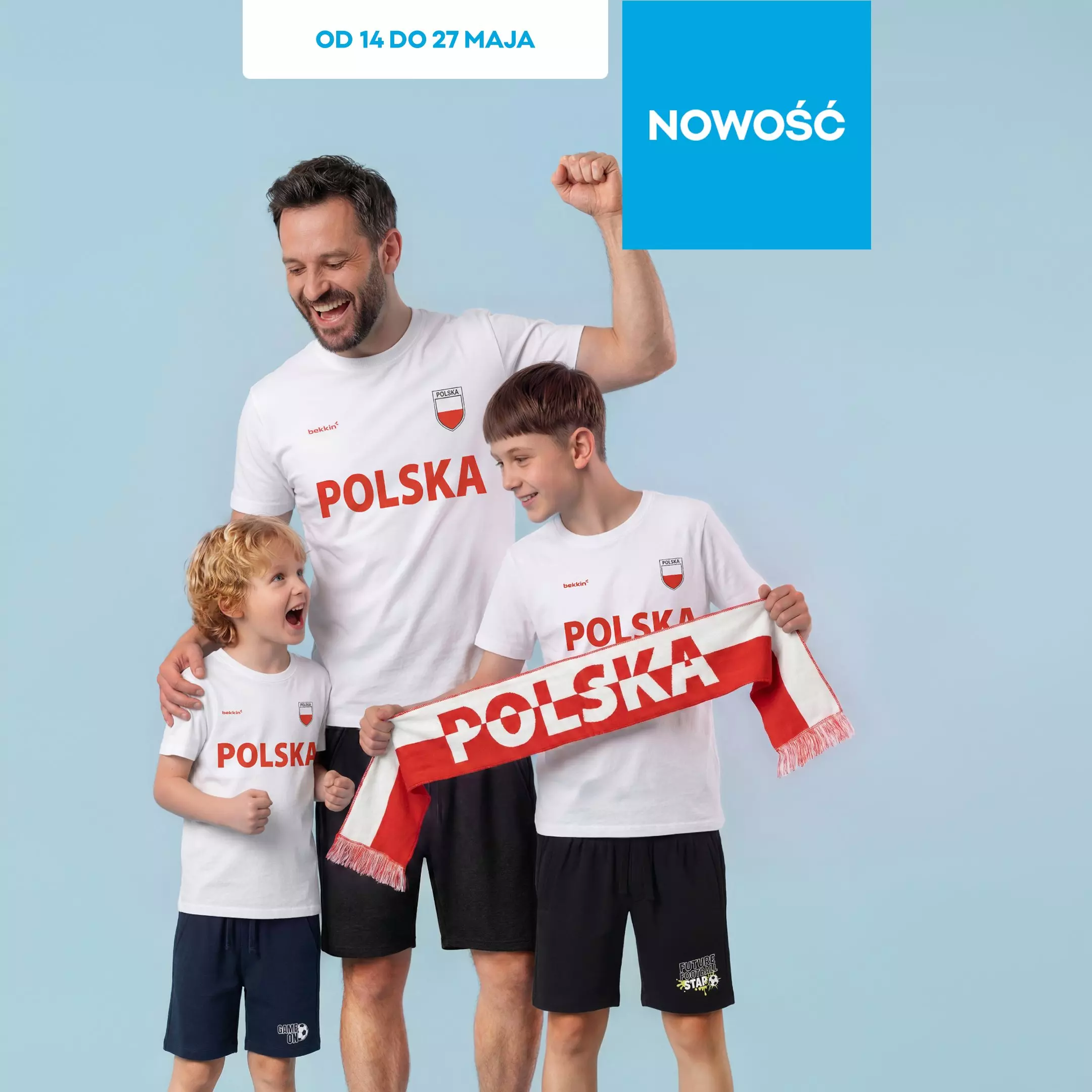 Ojciec z dwoma synami w białych koszulkach Polska Pepco świętują z szalikiem kibica.