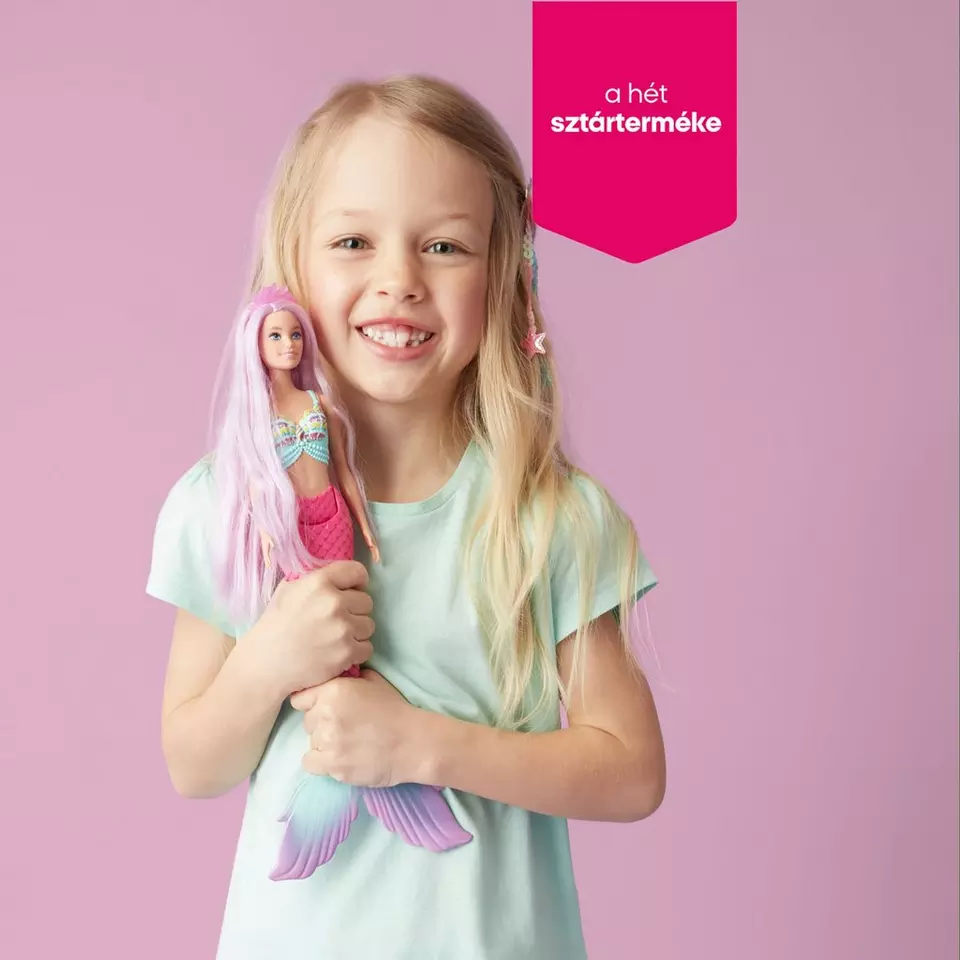 Mosolygó kislány Barbie babát tart a kezében, Pepco heti sztártermék promóció.