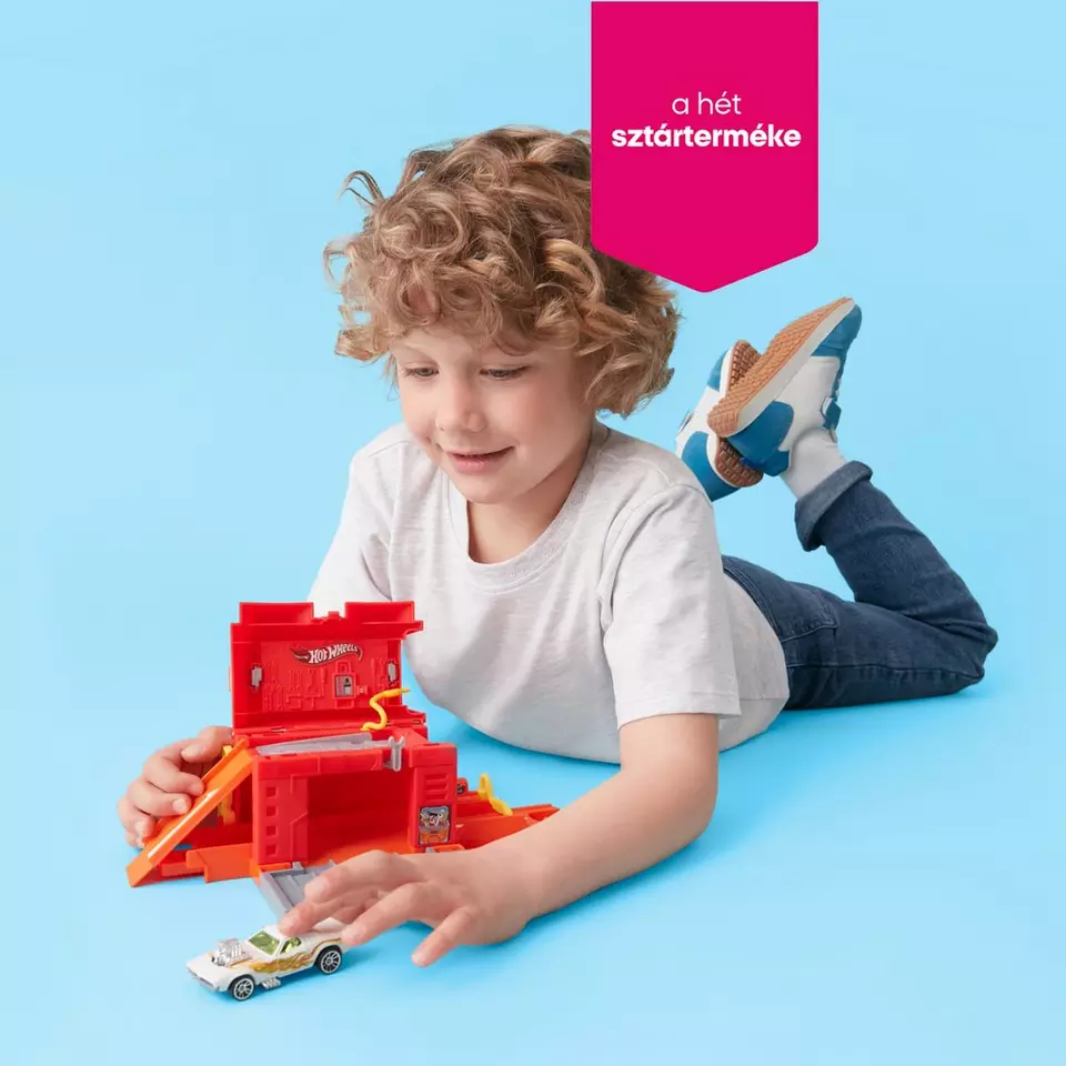 Mosolygó fiú Hot Wheels pályával játszik a Pepco kínálatából.
