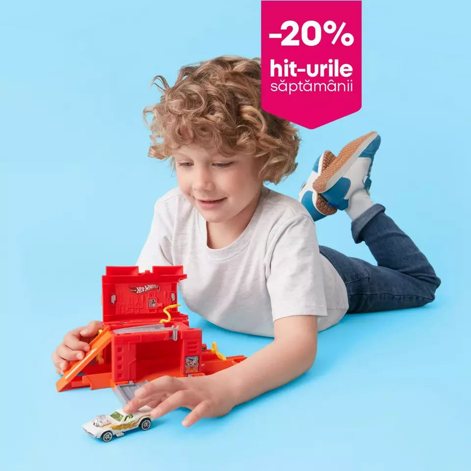 Copil jucându-se cu set de joacă Hot Wheels, reducere -20% la hit-urile săptămânii Pepco.