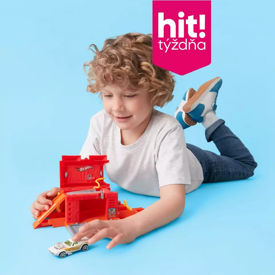 Chlapec si hrá s červenou garážou Hot Wheels a autíčkom v ponuke Pepco hit! týždňa.