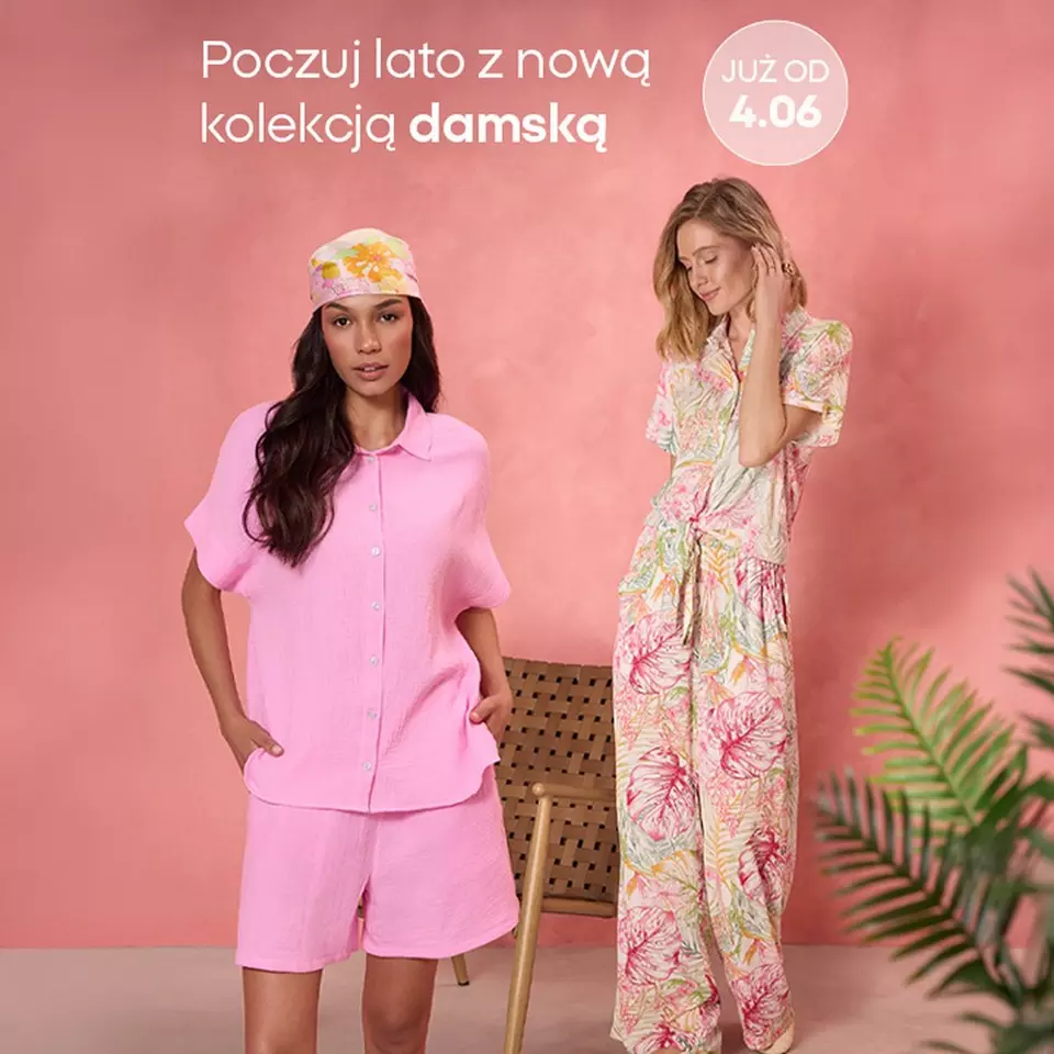 Dwie kobiety prezentują letnią kolekcję damską Pepco w różowych i kwiatowych stylizacjach.