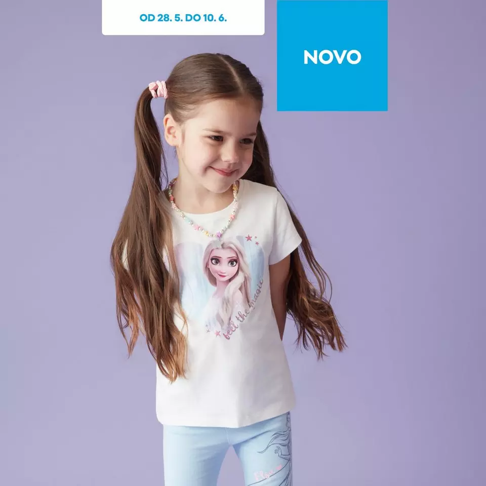 Djevojčica u Pepco bijeloj majici s Disney Frozen printom i ogrlici, osmijeh na licu.