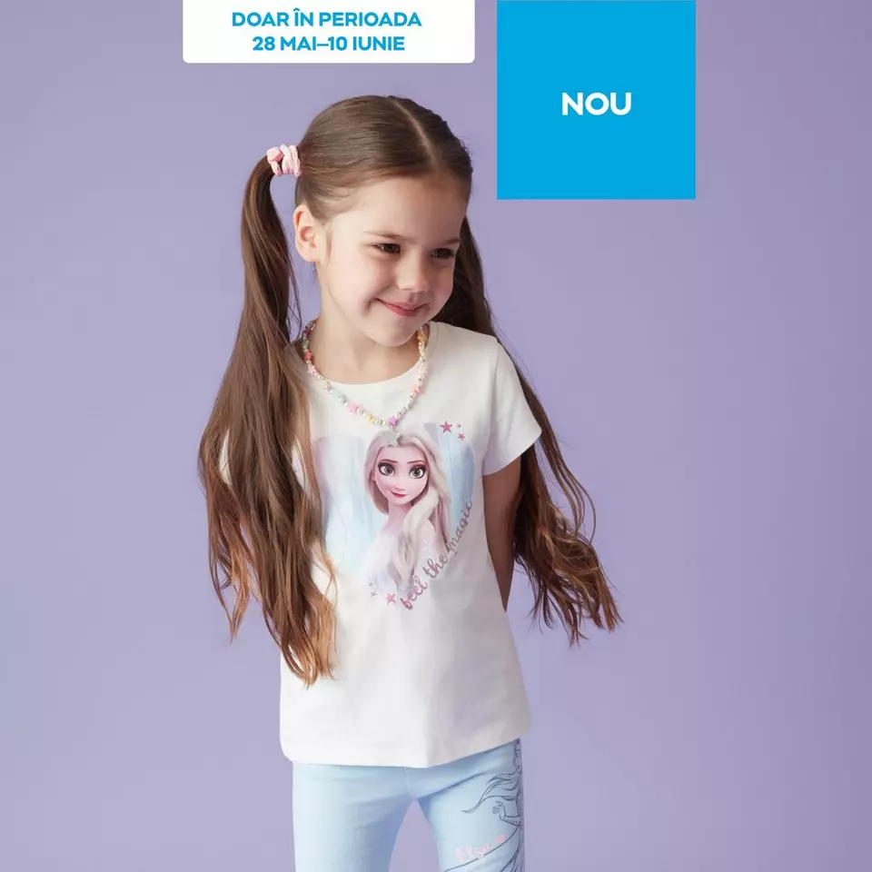 Fetiță zâmbitoare purtând tricou alb Pepco cu personaj Frozen și colier colorat.