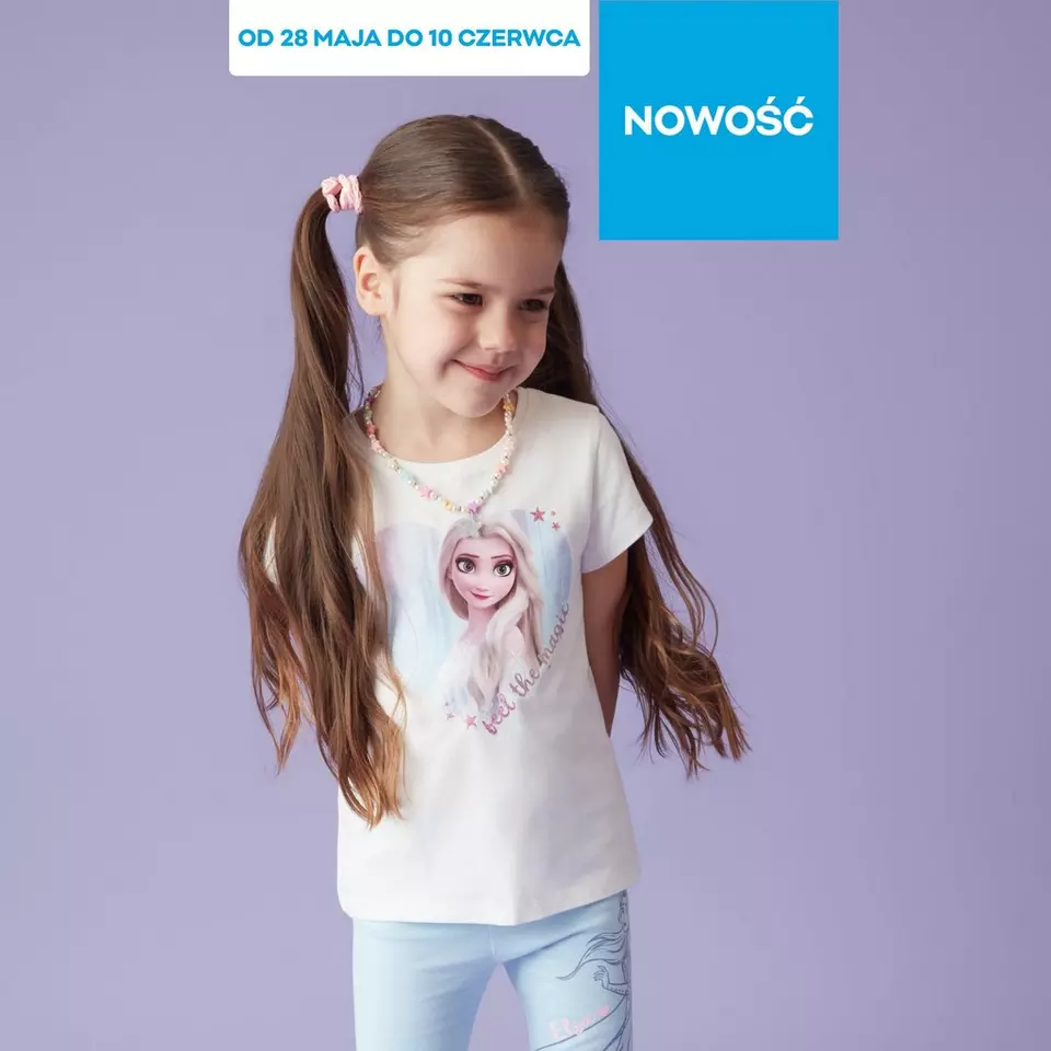 Dziewczynka w białej koszulce z nadrukiem Frozen i kolorowym naszyjniku, nowość Pepco od 28 maja do 10 czerwca.
