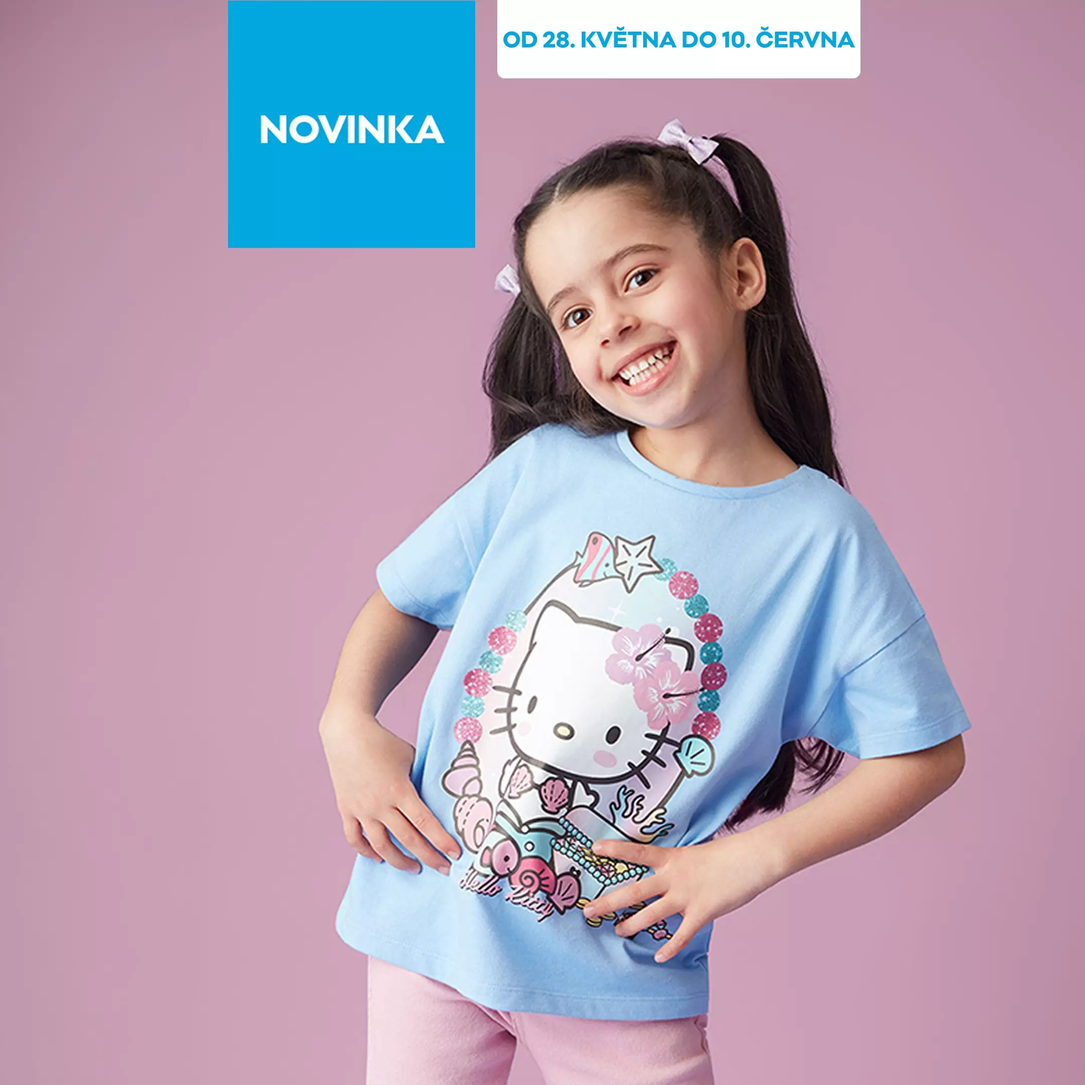 Dívka se usmívá v modrém tričku s motivem Hello Kitty od Pepco.