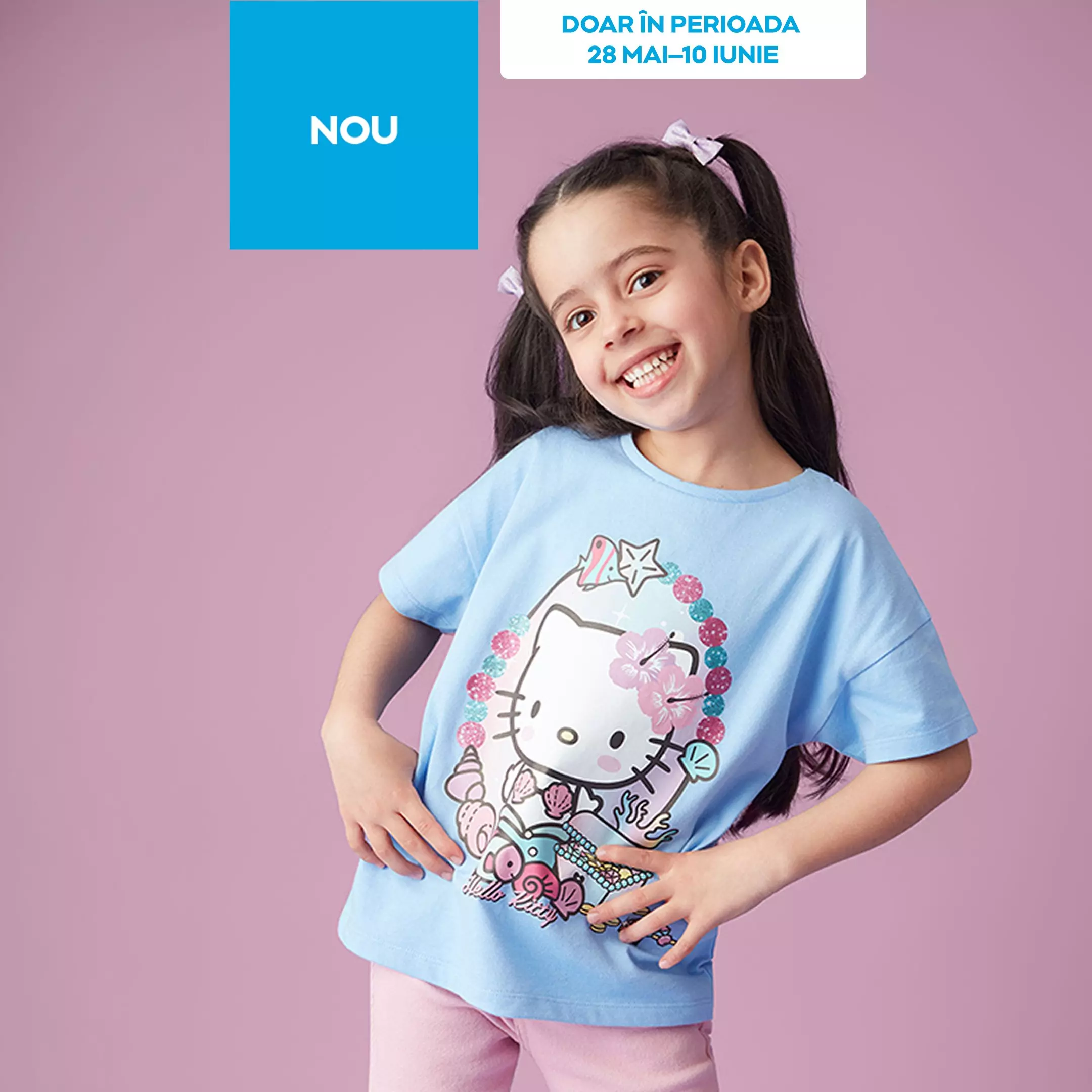 Fată zâmbitoare purtând tricou albastru Pepco cu imprimeu Hello Kitty și fundițe în păr.