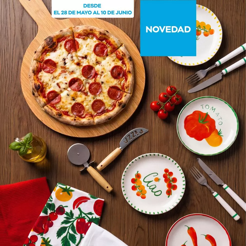 Pizza de pepperoni sobre tabla de madera con platos decorativos, cubiertos y accesorios de cocina Pepco.