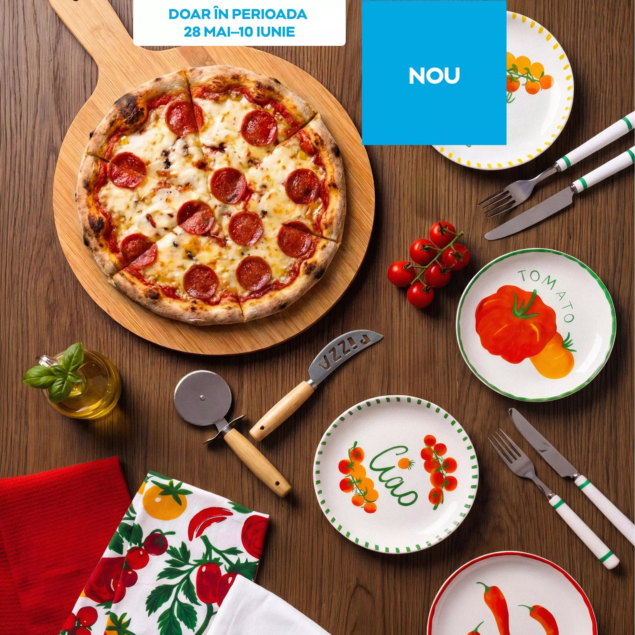 Pizza cu pepperoni pe platou de lemn, înconjourată de farfurii decorative cu legume și accesorii de bucătărie Pepco.