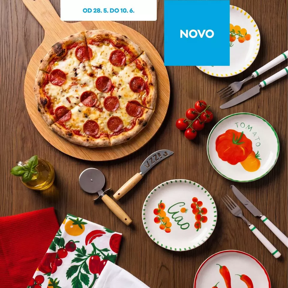Pepco pizza salama na leseni deski z barvitimi krožniki z zelenjavnimi motivi, priborom in dodatki.