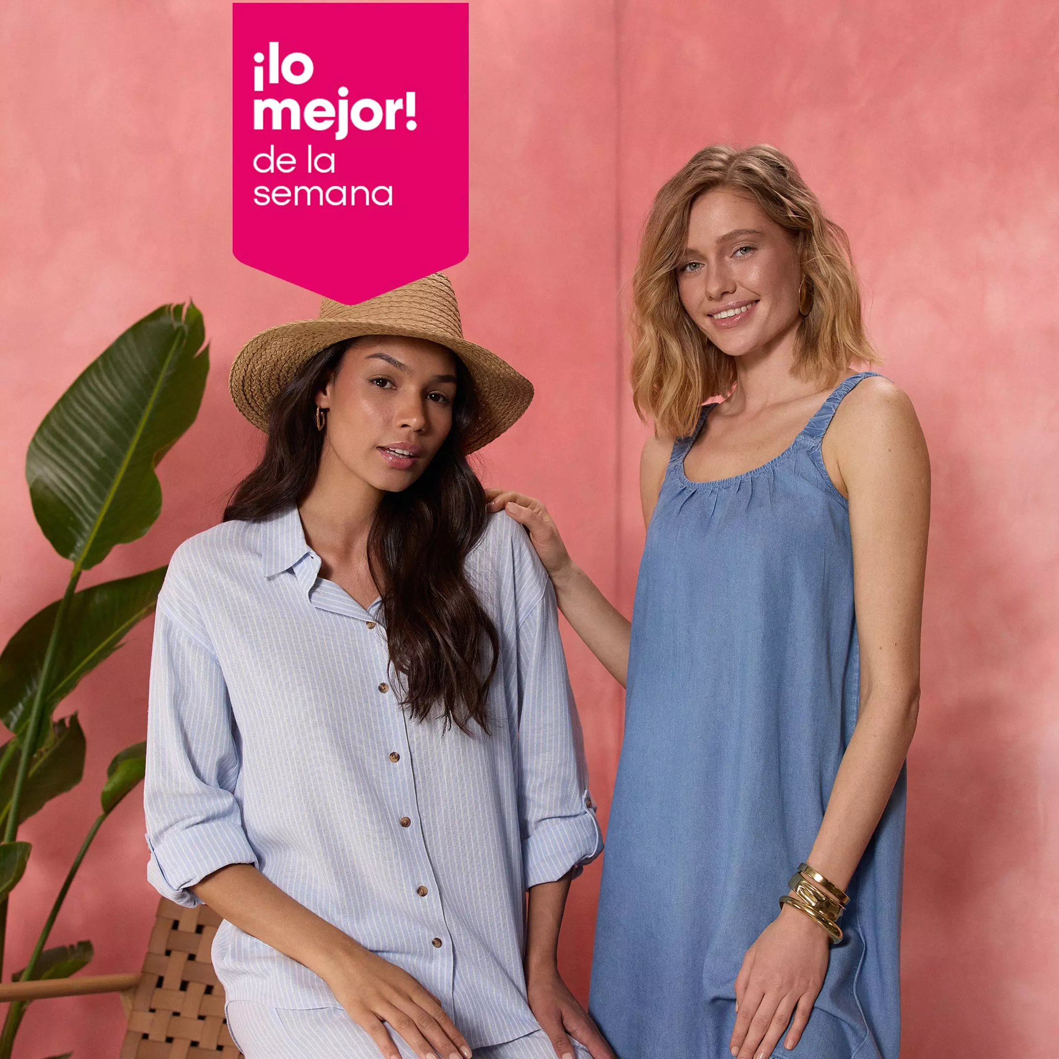 Dos mujeres sonriendo lucen ropa de verano Pepco, una con camisa a rayas y sombrero, otra con vestido azul.