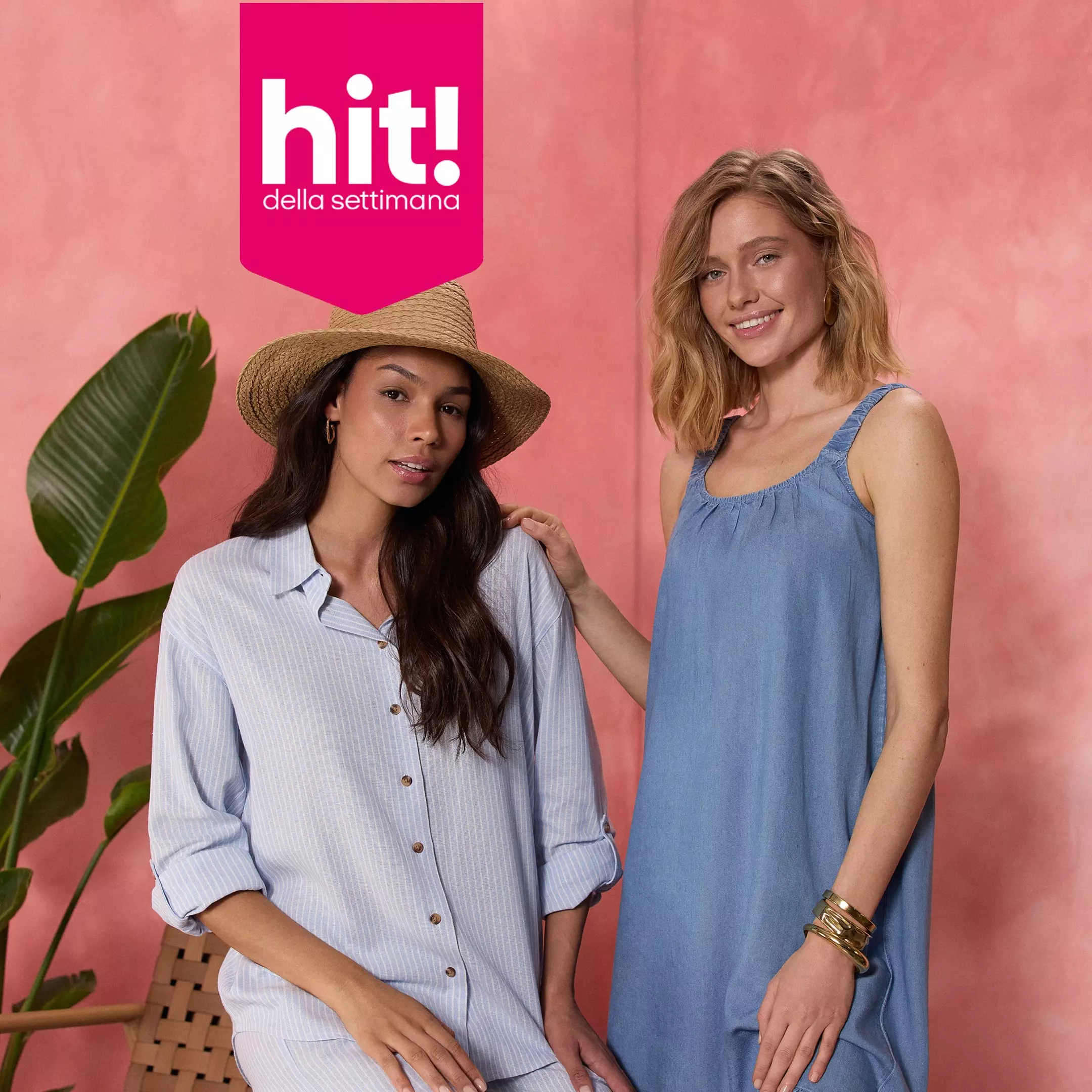Due giovani donne sorridenti indossano abbigliamento estivo Pepco sotto il cartello hit! della settimana.