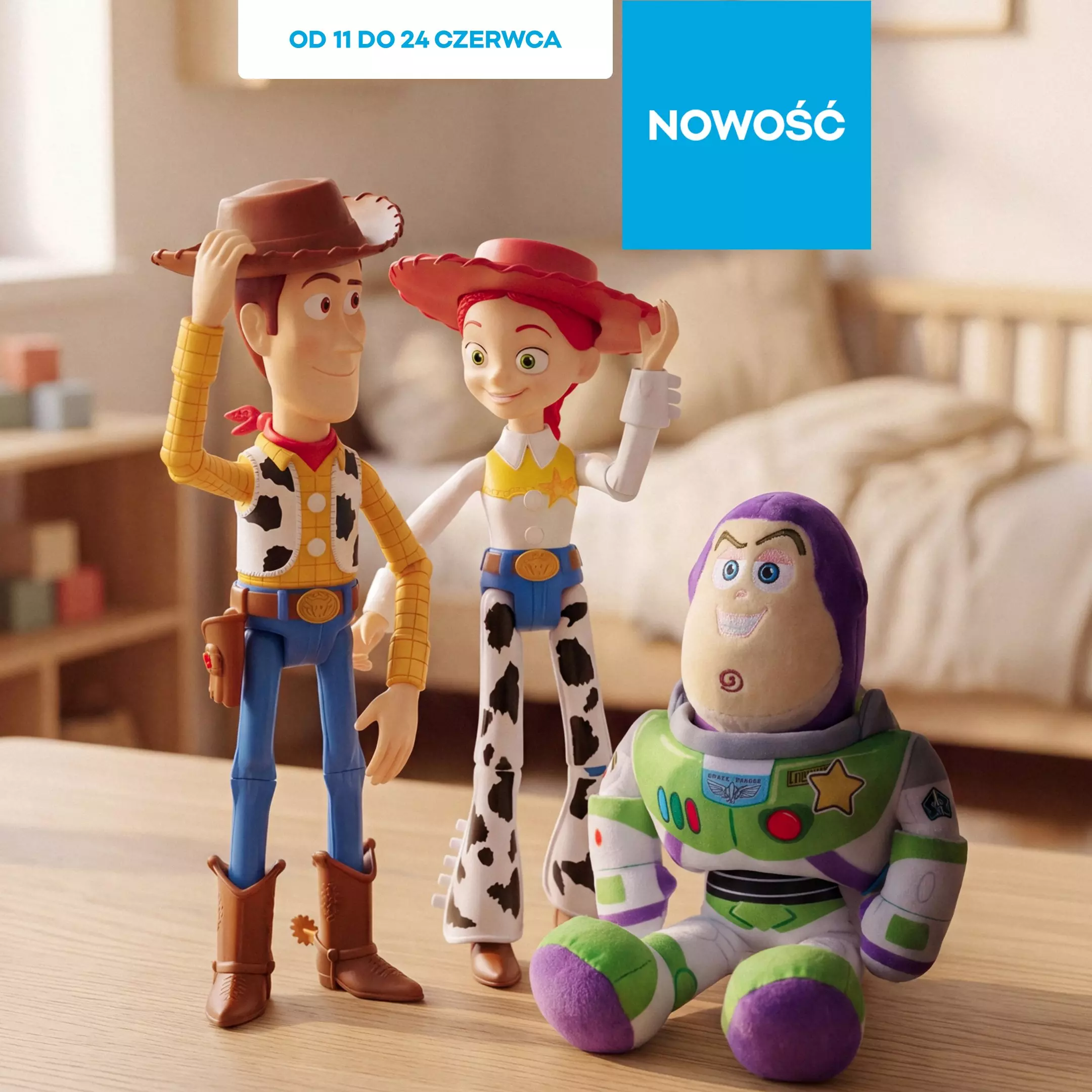 Zabawki Pepco z postaciami z filmu, w tym kowboj, kowbojka i astronauta w zielonym kostiumie.