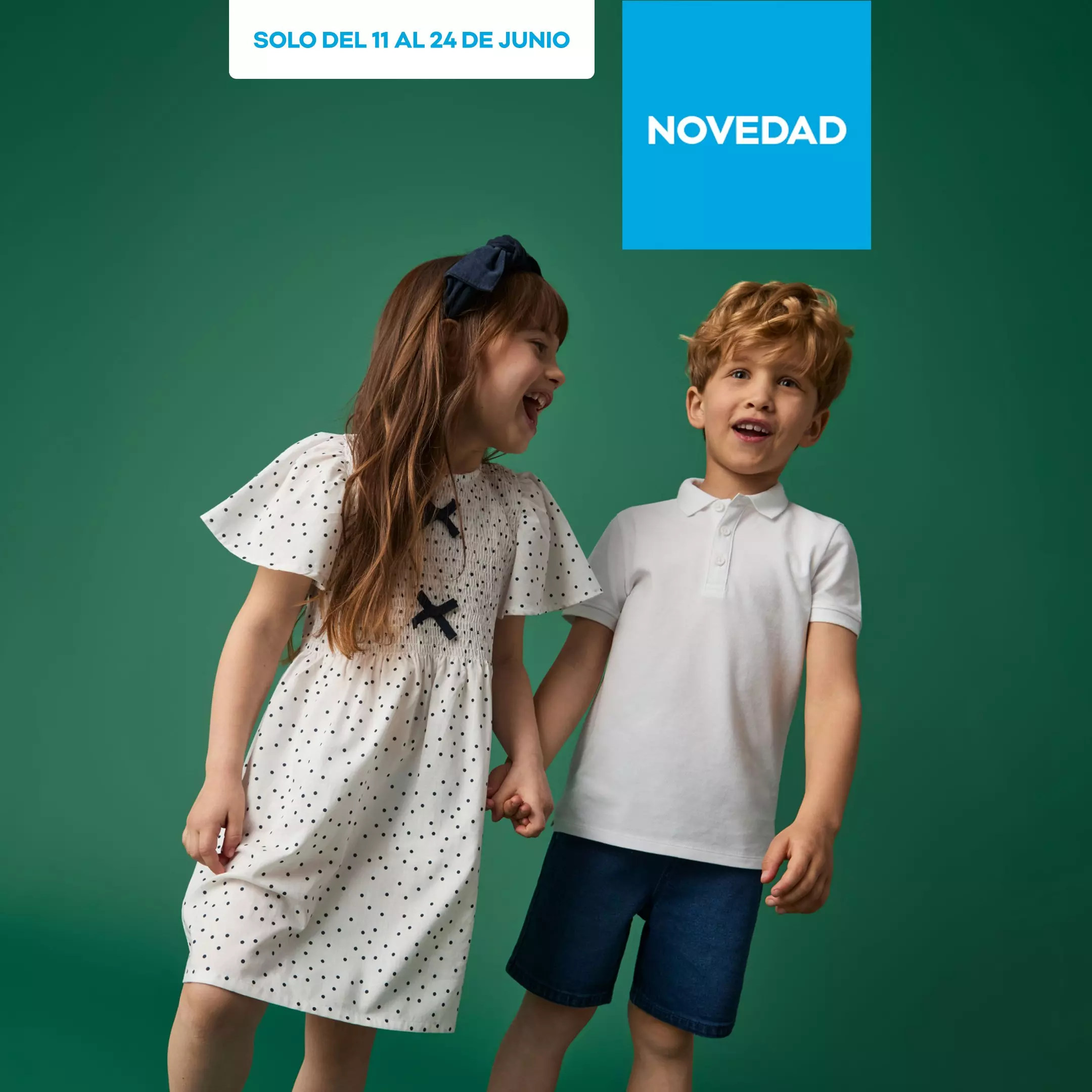 Niños sonrientes vistiendo ropa infantil de Pepco, ella con vestido blanco de lunares y él con polo blanco.