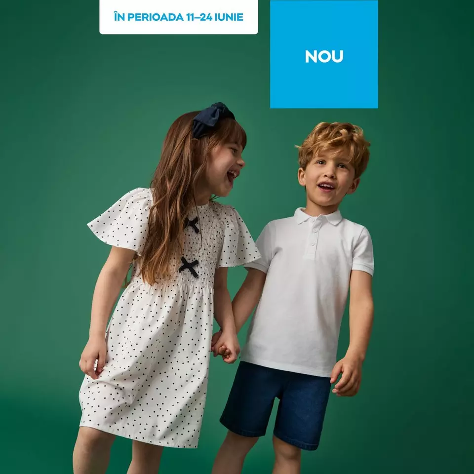 Pepco - Fată în rochie albă cu buline și băiat în tricou polo alb zâmbind împreună.