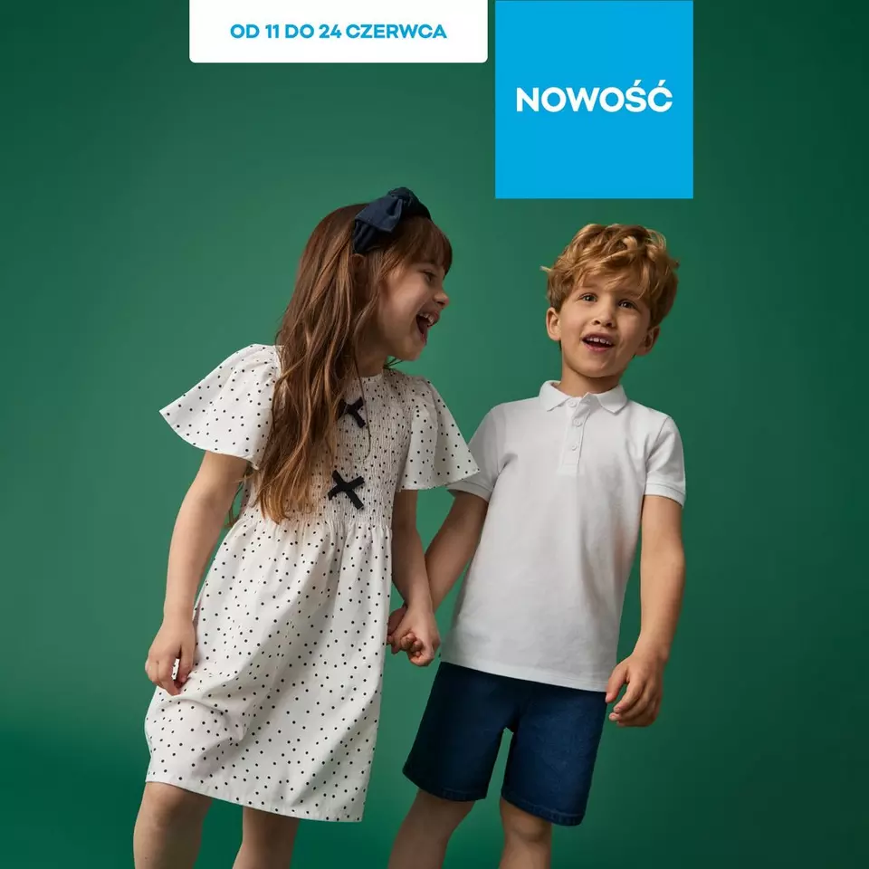 Pepco - dziewczynka w białej sukience w kropki i chłopiec w białej koszulce polo trzymają się za ręce.