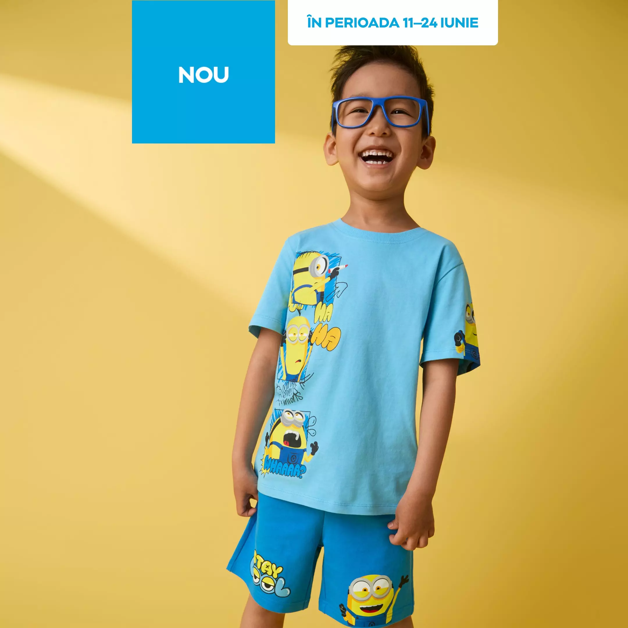 Băiat zâmbitor purtând ochelari albaștri și set Pepco cu tricou și pantaloni scurți cu personaje Minions.