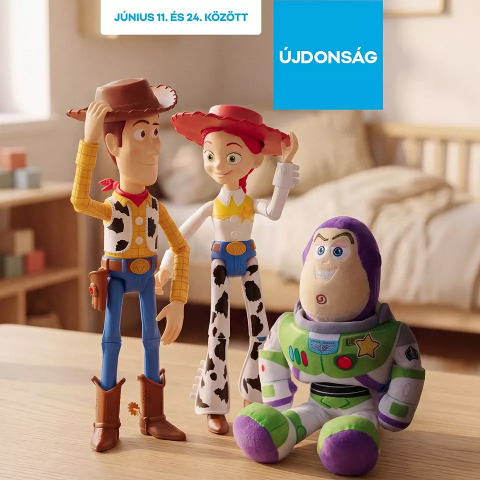 Pepco Toy Story karakterek, Woody, Jessie és Buzz Lightyear játékfigurák egy asztalon.